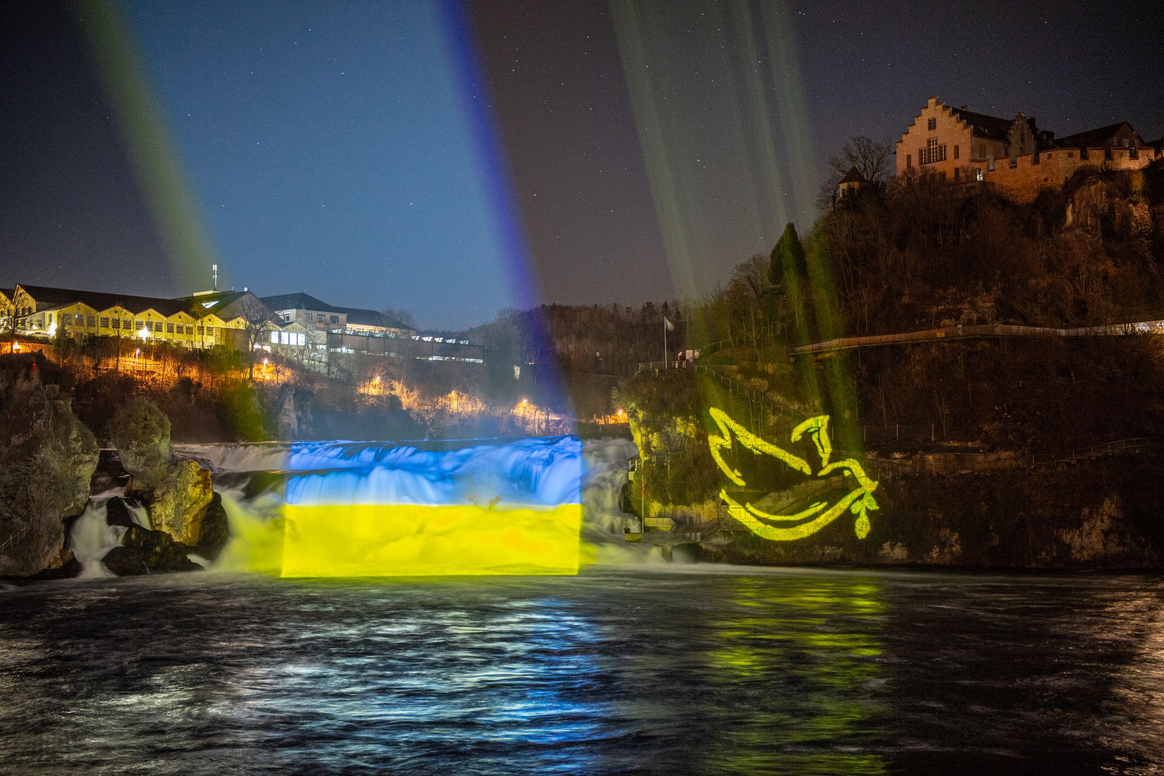 WORTE FÃœR DEN FRIEDEN Projektionen auf den Rheinfall, Schweiz - 10.3.2022 by Beat Toniolo