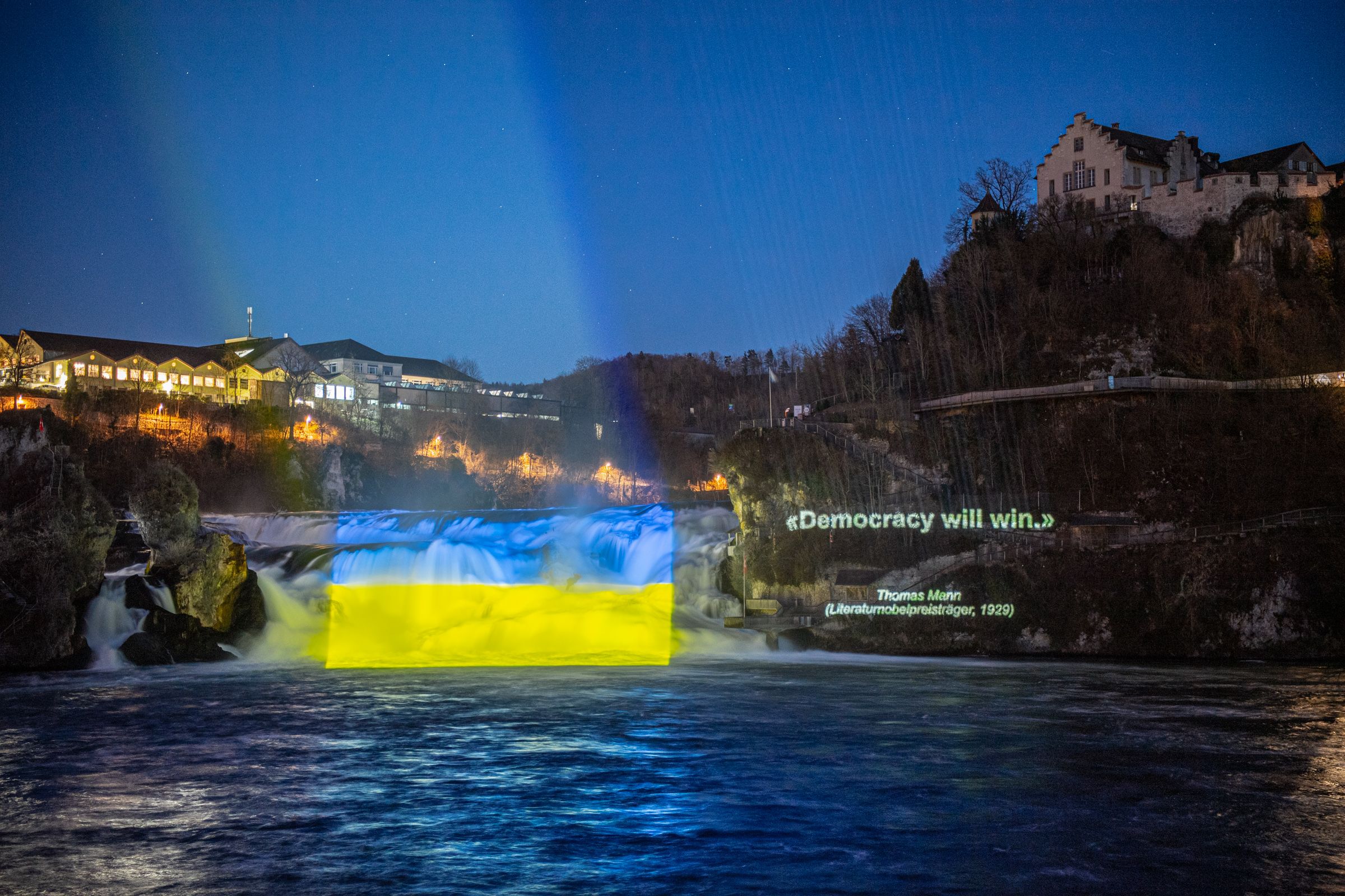 WORTE FÃœR DEN FRIEDEN Projektionen auf den Rheinfall, Schweiz - 10.3.2022 by Beat Toniolo