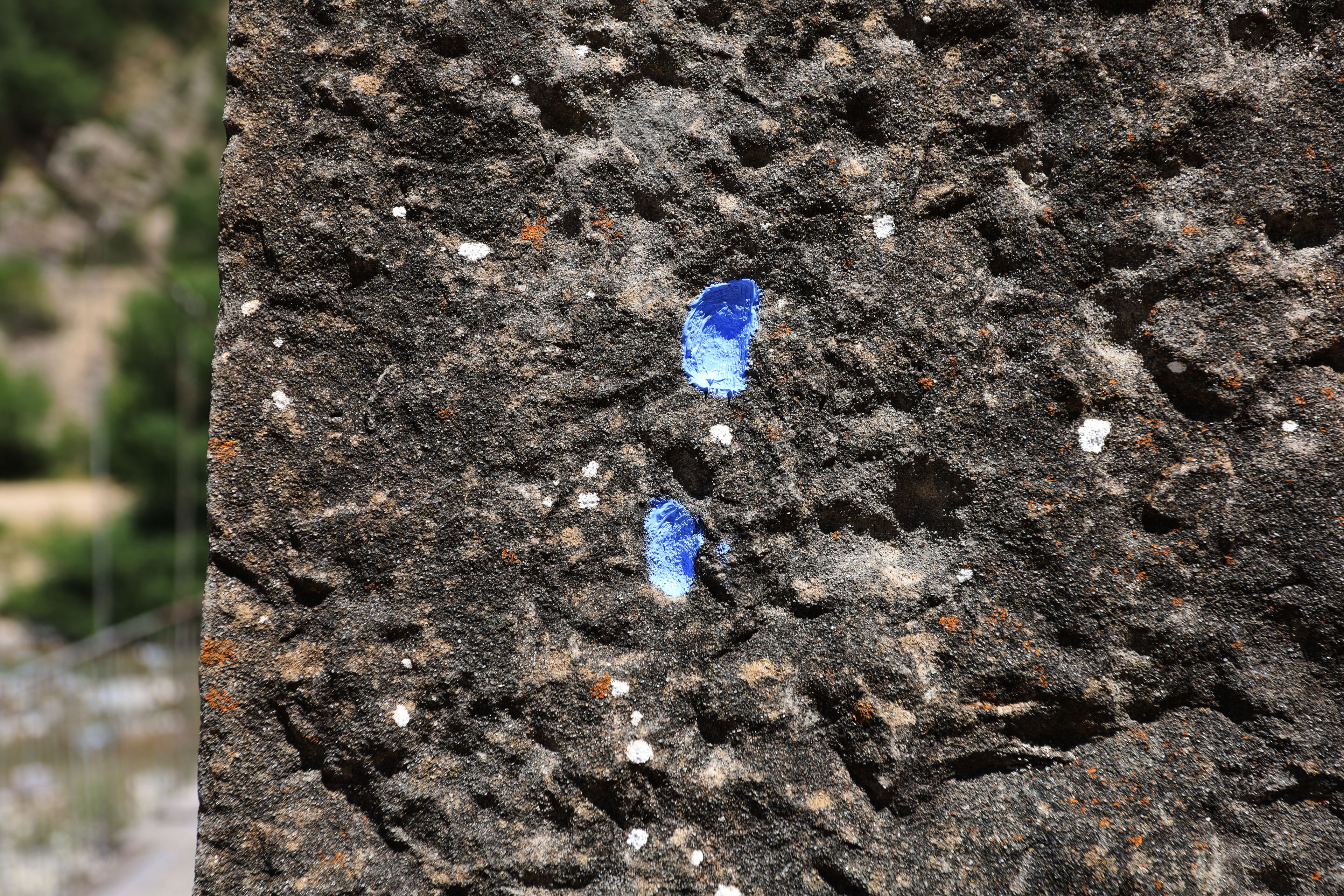 3 kleine hellblaue punkte by Peter Piek